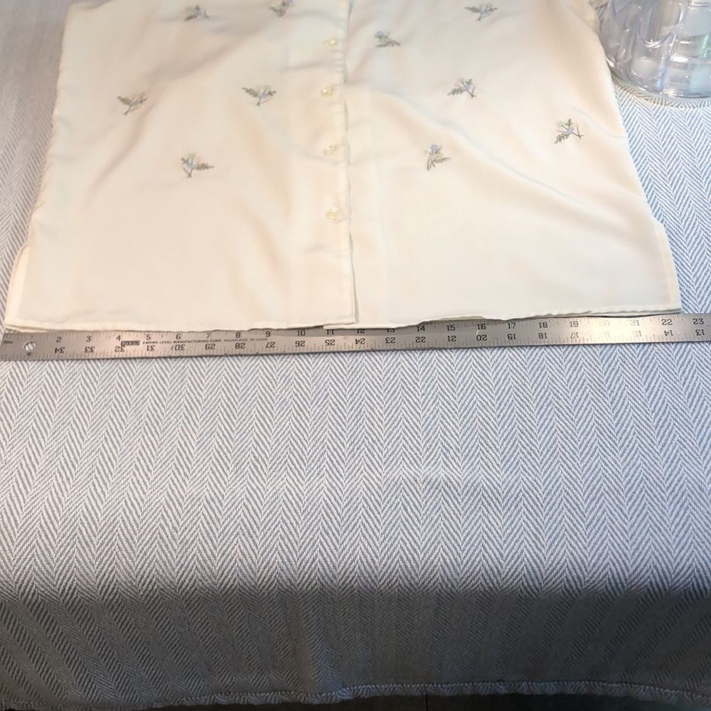 VINTAGE CREAM buttton down dressy blouse Pit to Pit ~ 22 1/2” SO PRETTY - Picture 10 of 14